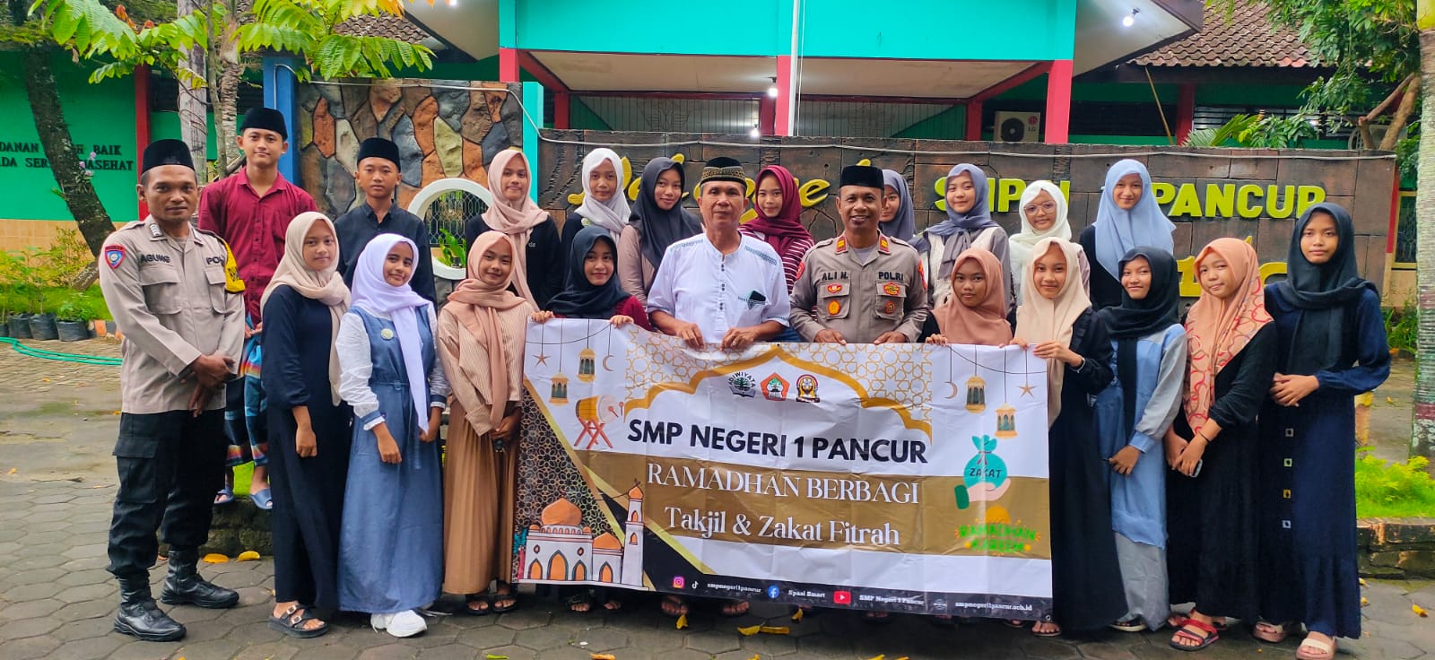 Foto bersama kepala sekolah dan polsek Pancur Foto bersama kepala sekolah dan polsek Pancur